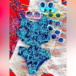 I’m selling bodysuit. Famous Brazilian brand: Lenny Niemeyer.